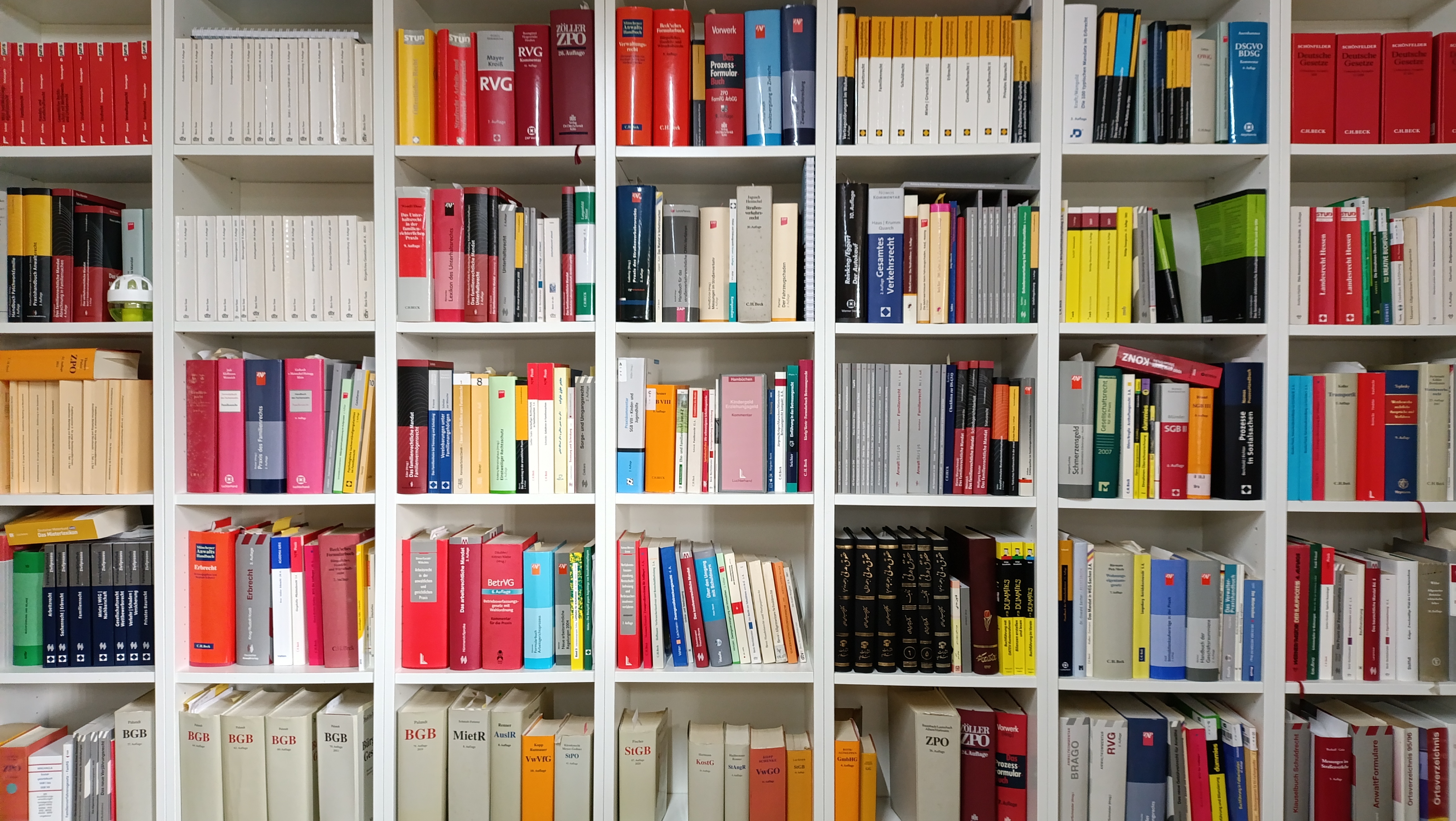 Bibliothek voller Gesetzesbücher